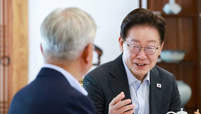 이재명 대통령이 오늘(1일) 청와대에서 문재인 전 대통령과 만나 인사말을 하고 있다. / 사진 = 연합뉴스