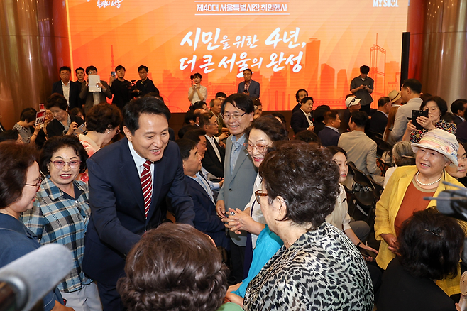 민선 9기 서울시정을 이끌게 된 오세훈 시장이 1일 시청에서 제40대 서울특별시장 취임식에 앞서 시민들과 인사를 나누고 있다.