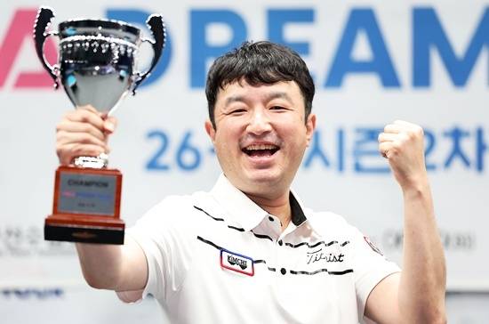 정찬국이 26/27시즌 PBA 드림투어 2차투어 결승전서 조화우를 세트스코어 3:2로 꺾고 우승을 차지했다. 우승 직후 정찬국이 포즈를 취하고 있다. (사진=PBA)