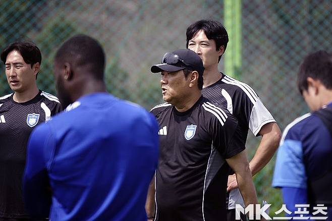 선수들에게 무언가를 이야기하는 김현석 울산 HD 감독. 사진=이근승 기자