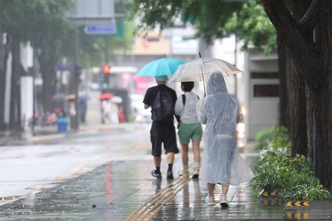 지난 6월 30일 제주와 남부지방이 장마에 돌입한 데 이어 오늘(1일) 충청권을 중심으로 중부지방도 장마철에 들어갔다. 남부지방에 많은 비가 쏟아지는 가운데 전국 내륙은 낮 기온이 33도까지 오르며 무더울 전망이다. 사진은 지난 6월 20일 서울 중구 청계천 인근에서 시민들이 우산을 쓰고 이동하는 모습. 기사 내용과 무관한 참고 이미지. /사진=뉴시스