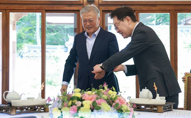 (서울=뉴스1) 허경 기자 = 이재명 대통령이 1일 청와대 상춘재에서 문재인 전 대통령과 오찬 회동을 하고 있다. 2026.7.1/뉴스1  Copyright (C) 뉴스1. All rights reserved. 무단 전재 및 재배포,  AI학습 이용 금지. /사진=(서울=뉴스1) 허경 기자