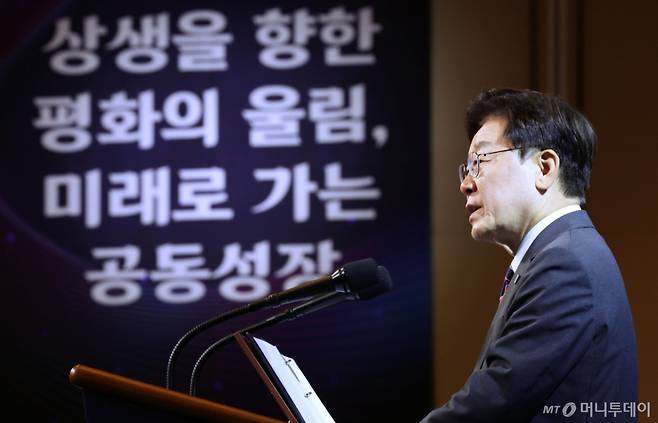 [인천=뉴시스] 조성봉 기자 = 이재명 대통령이 1일 인천 인스파이어 리조트에서 열린 '제22기 민주평통 유라시아 지역회의 평화공존 정책 대화'에서 인사말을 하고 있다. 2026.07.01. suncho21@newsis.com /사진=