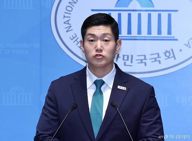 [서울=뉴시스] 김금보 기자 = 김재섭 국민의힘 의원이 13일 오전 서울 여의도 국회 소통관에서 정원오 더불어민주당 서울시장 후보가 과거 경찰과 민간인 폭행으로 유죄 판결을 받은 사건과 관련해 기자회견을 하고 있다. 2026.05.13. kgb@newsis.com /사진=김금보