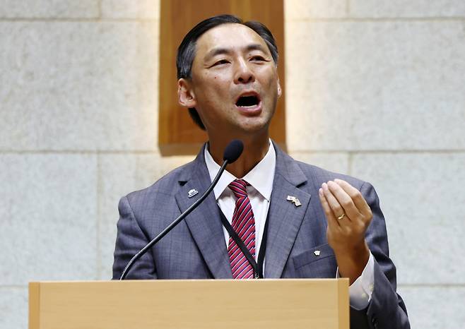 모스탄 미국 리버티대 교수(전 미국 국무부 국제사법 대사)가 17일 오후 서울 은평구 은평제일교회에서 열린 모스탄 전 대사 초청 간증 집회에서 설교하고 있다./사진=뉴스1.