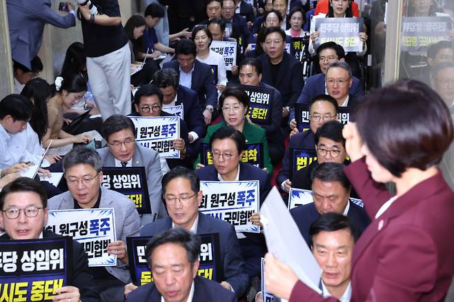 국민의힘 의원들이 30일 서울 여의도 국회에서 원 구성 관련 본회의 진행과 관련해 조정식 국회의장실을 항의 방문하고 있다. / 사진=뉴스1