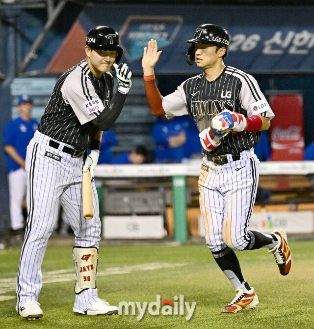 2026년 6월 24일 오후 서울 잠실구장에서 열린 '2026 신한 SOL KBO리그' 삼성 라이온즈와 LG 트윈스의 경기. LG 3루 주자 박해민이 6회말 1사 2.3루서 문보경의 좌익수 희생플라이 때 홈을 밟고 문정빈의 축하를 받고 있다./마이데일리