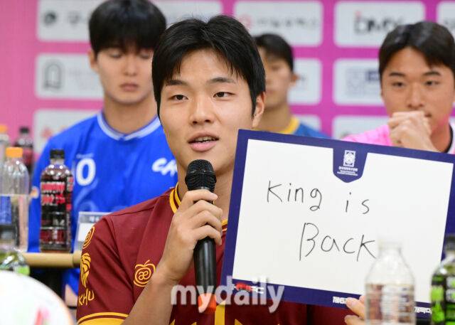 2026년 7월 1일 오후 강원도 태백호텔에서 '제62회 추계대학축구연맹전' 미디어데이가 열렸다. 경희대학교 이경원이 인사하고 있다.이번 대회에는 전국 대학축구 78개 팀이 참가해 총 156경기를 치르며, 백두대간기와 태백산기 2개 리그로 나누어 예선리그와 토너먼트 방식으로 진행된다./태백=유진형 기자