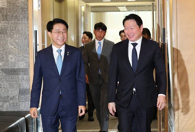 조정식(왼쪽) 국회의장이 최태원 대한상의 회장과 함께 입장하고 있다. [국회의장실 제공]