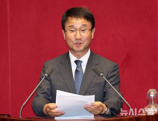 [서울=뉴시스] 고범준 기자 = 30일 서울 여의도 국회에서 열린 제436회 국회(임시회) 제4차 본회의에서 국회운영위원장으로 선출된 한병도 더불어민주당 대표 직무대행 겸 원내대표가 당선 인사를 하고 있다. 2026.06.30. bjko@newsis.com