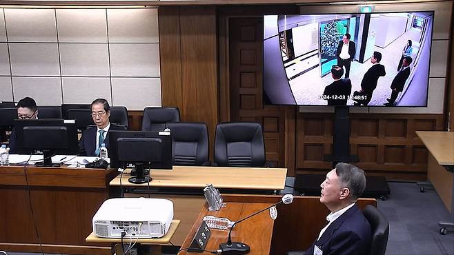 [서울=뉴시스] 한덕수 전 국무총리의 내란 혐의 재판에서 위증한 혐의로 기소됐으나 1심에서 무죄를 선고받은 윤석열 전 대통령의 항소심이 1일 시작됐다. 사진은 윤 전 대통령이 지난해 11월 19일 서울 서초구 서울중앙지법에서 열린 내란방조, 위증 등 혐의 한덕수 전 국무총리 10차 공판에 증인으로 출석한 모습. (사진=서울중앙지방법원 제공) 2026.07.01. photo@newsis.com *재판매 및 DB 금지