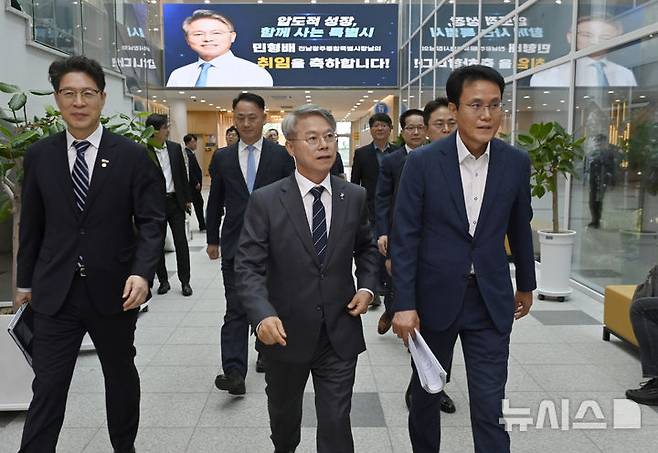 [순천=뉴시스] 박기웅 기자 = 민형배 초대 전남광주통합특별시장이 취임한 1일 오전 전남광주 순천시 동부청사로 출근해 취임 제1호 결재로 '민생 지원 및 통합 100일 실행계획'에 서명한 뒤 민원실로 이동하고 있다. 2026.07.01. pboxer@newsis.com