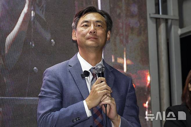 [서울=뉴시스] 정병혁 기자 = 모스 탄 미국 리버티대 교수가 10일 서울 송파구 올림픽공원 장미광장 앞에서 열린 자유와혁신 6.3 부정선거 대국민 보고대회에서 발언하고 있다. 2026.06.10. jhope@newsis.com