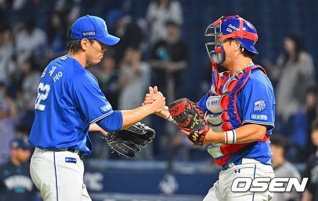 [OSEN=창원, 이석우 기자] 30일 창원NC파크에서 2026 신한 SOL KBO 리그 NC 다이노스와 삼성 라이온즈의 경기가 열렸다. 홈팀 NC는 테일러가, 방문팀 삼성은 오러클린이 선발 출전했다. 삼성 라이온즈 김재윤과 강민호가 NC 다이노스에 13-7로 승리한 후 기쁨을 나누고 있다. 2026.06.30 / foto0307@osen.co.kr