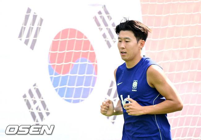 [OSEN=사포판(멕시코), 이대선 기자] 홍명보 감독이 이끄는 대한민국 축구국가대표팀이 26일(한국시각) 멕시코 과달라하라 인근 사포판의 치바스 베르데 바예에서 훈련을 진행했다.대한민국은 1승 2패(승점 3)로 조 3위에 머물렀다. 자력으로 32강에 오를 기회를 놓쳤고, 이제는 다른 조 경기 결과를 기다려야 하는 처지가 됐다.대한민국 손흥민이 훈련을 하고 있다. 2026.06.26 /sunday@osen.co.kr