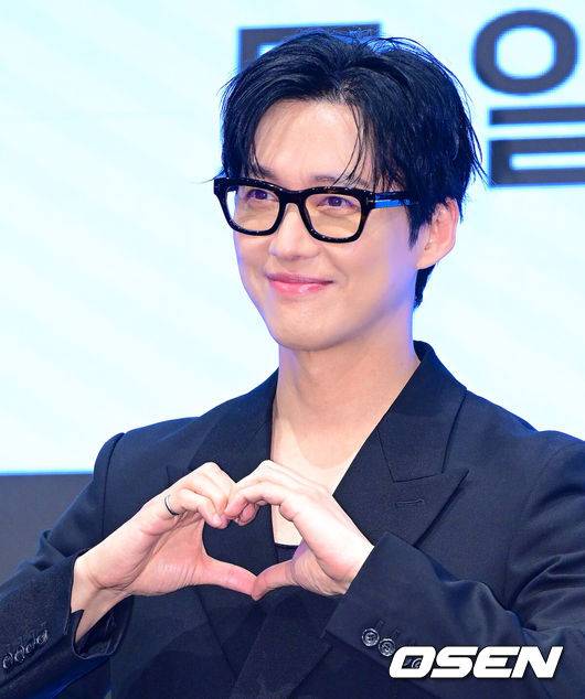 [OSEN=지형준 기자] KBS 2TV 새 토일 미니시리즈 ‘결혼의 완성’ 제작발표회가 1일 서울 구로구 신도림 더 세인트에서 열렸다.‘결혼의 완성’은 이혼 직전 납치된 아내를 구하기 위해 인면수심의 범죄자와 극한 사투를 벌이게 된 한 남자의 위험천만한 범죄스릴러다.배우 남궁민이 포토타임을 하고 있다. 2026.07.01 / jpnews@osen.co.kr