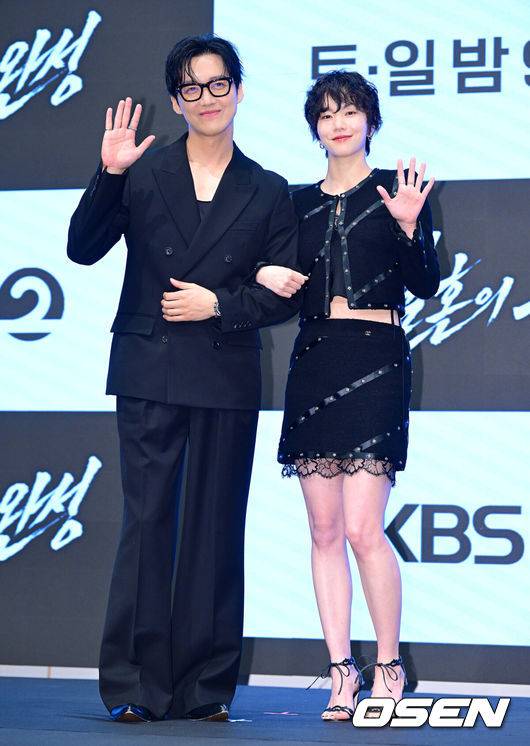 [OSEN=지형준 기자] KBS 2TV 새 토일 미니시리즈 ‘결혼의 완성’ 제작발표회가 1일 서울 구로구 신도림 더 세인트에서 열렸다.‘결혼의 완성’은 이혼 직전 납치된 아내를 구하기 위해 인면수심의 범죄자와 극한 사투를 벌이게 된 한 남자의 위험천만한 범죄스릴러다.배우 남궁민, 이설이 포토타임을 하고 있다. 2026.07.01 / jpnews@osen.co.kr