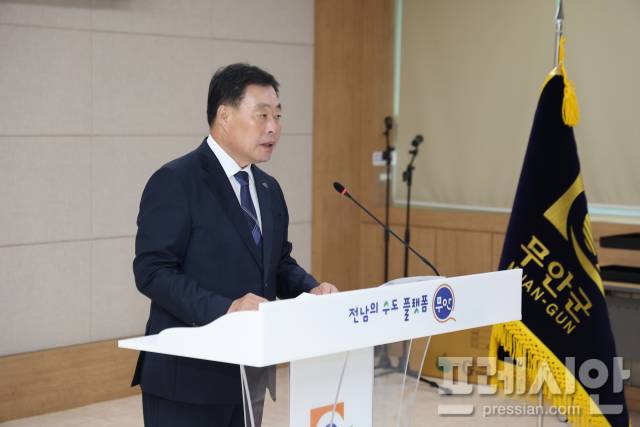 ▲김산 군수가 취임식을 생략하고 정례조회에서 대전환 시대를 이끌 군정 청사진에 대해 발표하고 있다. 2026. 07. 01 ⓒ무안군