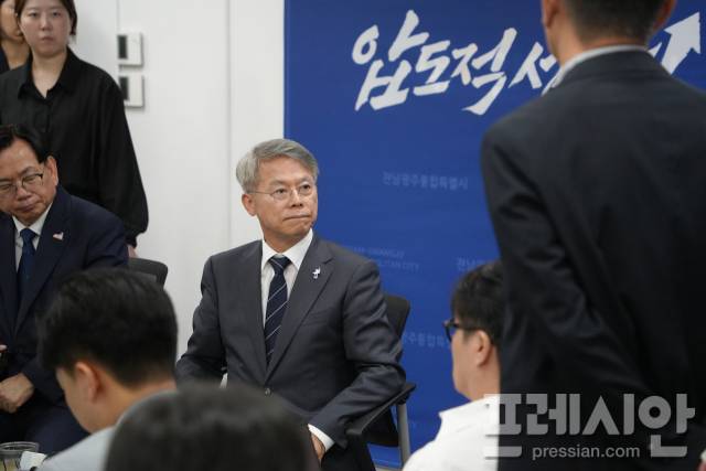 ▲민형배 전남광주통합특별시장이 1일 전남광주통합특별시 광주청사에서 기자질의를 듣고 있다.2026.07.01ⓒ프레시안(김보현)