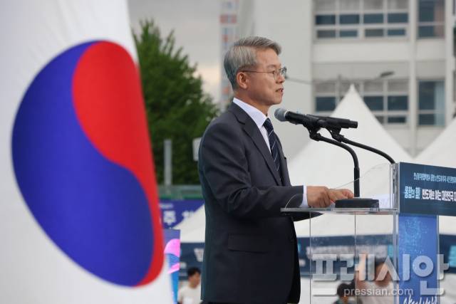 ▲민형배 전남광주통합특별시장이 1일 오후 동구 5·18민주광장에서 열린 '전남광주통합특별시 출범식 및 반도체 투자환영 시민대회'에서 발언하고 있다.2026.07.01ⓒ독자