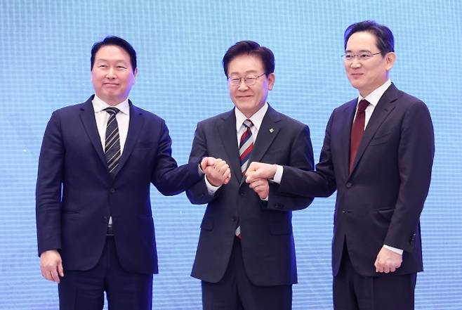 손잡은 이재명 대통령과 이재용ㆍ최태원 회장 - 이재명 대통령과 이재용 삼성전자 회장, 최태원 SK그룹 회장이 29일 청와대에서 열린 3대 메가프로젝트 국민보고회에서 기업 투자 발표 후 손을 잡고 있다. 2026.6.29 청와대통신사진기자단