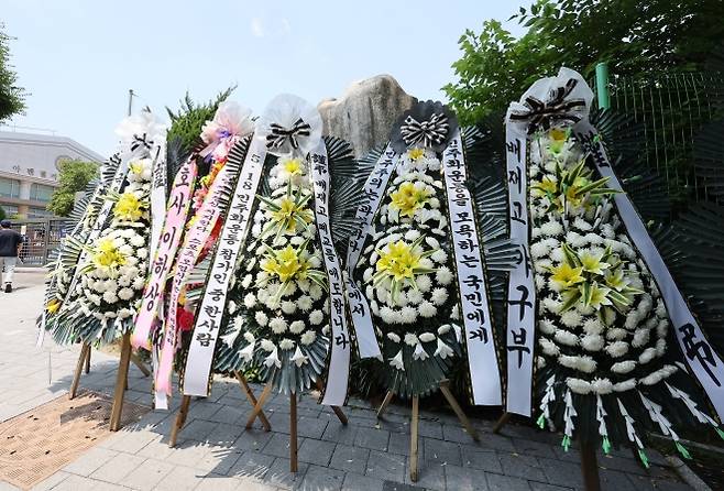 1일 서울 강동구 배재고 앞에 근조화환이 놓여 있다.  배재고 야구부 일부 학생 선수들은 지난달 29일 서울 목동구장에서 광주제일고와 경기 중 “스타벅스 가야지”, “탱크 데이”라는 구호를 외쳤다. 이 구호는 지난 달 스타벅스 코리아가 5·18민주화운동 기념일에 맞춰 텀블러 할인 이벤트를 하며 ‘5·18 탱크데이’라고 홍보했던 사건을 연상케 해 공분을 샀다. 2026.7.1. 연합뉴스