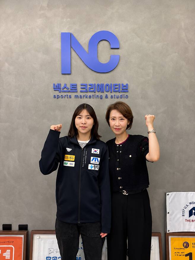 여자 쇼트트랙 기대주 김민지(왼쪽)와 박은님 넥스트크리에이티브 대표가 1일 매니지먼트 계약을 체결한 후 기념 촬영을 하고 있다. 사진 제공=넥스트크리에이티브