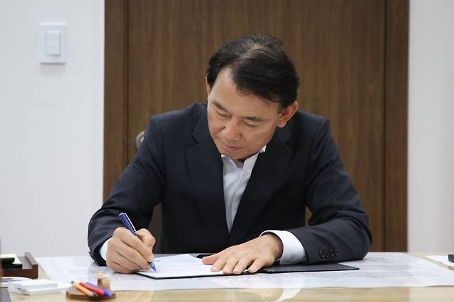 1일 최현덕 남양주시장이 민선 9기 1호 결재로 ‘헌법친화도시 남양주 실현을 위한 기본 조례안’ 제정 계획에 서명하고 있다. 사진 제공=남양주시