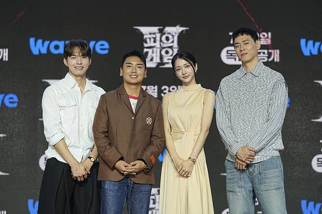 웨이브 예능 ‘피의 게임 X’에 출연하는 방송인 신승용(왼쪽부터), 개그맨 곽범, 배우 최연청, 전 농구선수 출신 방송인 이관희가 1일 온라인 생중계 형식으로 열린 프로그램 제작발표회에 참석해 포즈를 취하고 있다. 웨이브