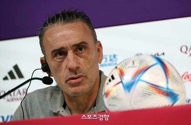 과거 2022 카타르 월드컵 포르투갈과의 H조 조별 예선 경기를 앞둔 한국 축구국가대표팀 파울루 벤투 감독이 카타르 도하 카타르 내셔널 컨벤션센터의 메인 미디어 센터에서 기자회견을 하고 있다. 도하|권도현 기자
