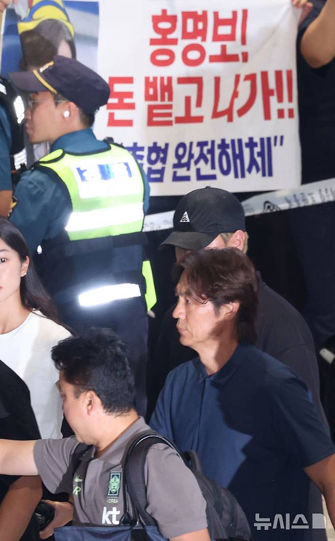 홍명보(오른쪽) 감독이 지난달 29일 인천국제공항 제2터미널을 통해 귀국하고 있다. /사진=뉴시스