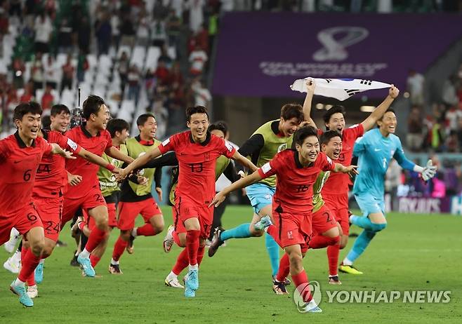 [2022결산] 연합뉴스 선정 10대 국내뉴스- 기적의 드라마 쓴 축구 대표팀 (알라이얀=연합뉴스) 임헌정 기자 = 한국 축구대표팀이 11월 개막한 2022 국제축구연맹(FIFA) 카타르 월드컵에서 파울루 벤투 감독 지휘 아래 16강 진출의 쾌거를 이뤘다.
    우리나라가 4년마다 열리는 월드컵에서 16강에 오른 것은 2010년 남아프리카공화국 대회 이후 12년 만이자 안방에서 '4강 신화'를 썼던 2002년 한일 대회를 포함해 통산 세 번째다.
    지난 3일 오전(한국시간) 카타르 알라이얀의 에듀케이션 시티 스타디움에서 열린 2022 카타르 월드컵 조별리그 H조 3차전 대한민국과 포르투갈 경기에서 승리를 거두며 16강 진출에 성공한 대표팀이 기뻐하며 그라운드를 달리고 있다. 2022.12.16 [연합뉴스 자료사진] kane@yna.co.kr