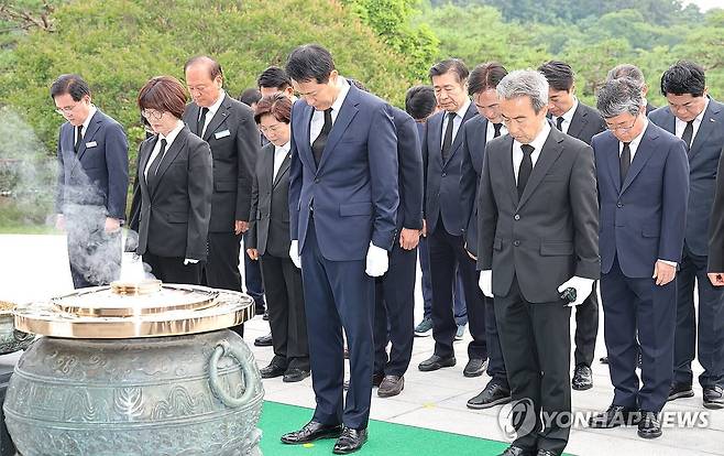 묵념하는 오세훈 서울시장과 구청장 당선인들 (서울=연합뉴스) 김주형 기자 = 민선 9기 지방정부가 공식 출범을 시작한 1일 오세훈 서울시장을 비롯한 구청장 당선인들이 서울 동작구 국립서울현충원을 방문해 현충탑에 분향한 뒤 묵념하고 있다. 2026.7.1 kjhpress@yna.co.kr