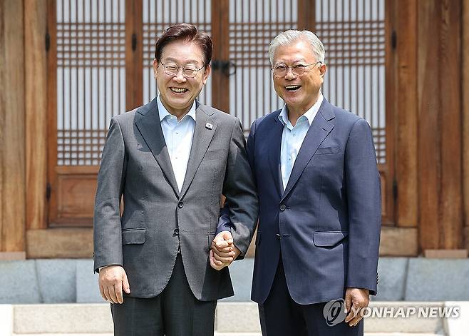 이재명 대통령과 문재인 전 대통령, 오찬회동 이재명 대통령과 문재인 전 대통령이 1일 청와대 상춘재에서 오찬에 앞서 기념 촬영을 하고 있다.