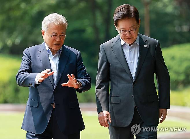 이재명 대통령과 문재인 전 대통령 (서울=연합뉴스) 김도훈 기자 = 이재명 대통령과 문재인 전 대통령이 1일 청와대에서 대화하며 오찬장인 상춘재로 이동하고 있다. 2026.7.1 superdoo82@yna.co.kr