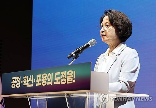 취임사 하는 추미애 경기도지사 (수원=연합뉴스) 홍기원 기자 = 추미애 경기도지사가 1일 경기도 수원시 영통구 경기도청에서 열린 취임식에서 취임사를 하고 있다. 2026.7.1