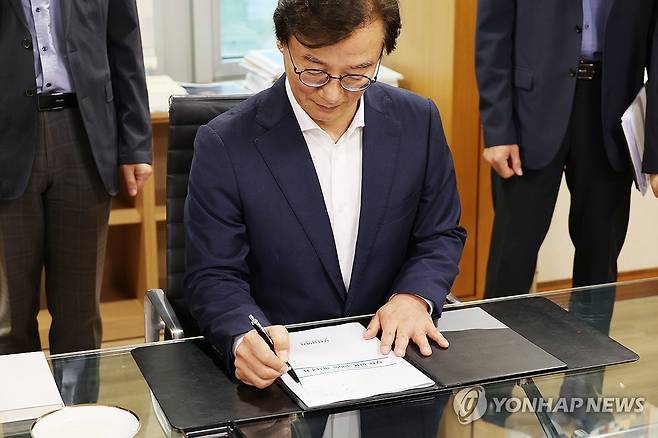 '민생 100일 조치' 1호 결재 서명하는 전재수 (부산=연합뉴스) 전재수 부산시장이 취임 첫날인 1일 시청 집무실에서 민생 100일 비상조치' 1호 결재를 하고 있다. 2026.7.1 [부산시 제공. 재판매 및 DB 금지] wink@yna.co.kr