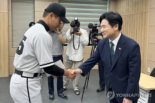 광주일고 야구부 주장과 악수하는 김대중 교육감 (광주=연합뉴스) 장아름 기자 = 김대중 전남광주통합특별시교육감이 취임 첫날인 1일 오후 광주제일고등학교를 방문해 최근 전국대회 경기에서 상대 팀인 배재고 선수단의 지역 비하성 응원으로 상처를 입은 야구부를 위로하며 주장 선수와 악수를 하고 있다. 2026.7.1 areum@yna.co.kr