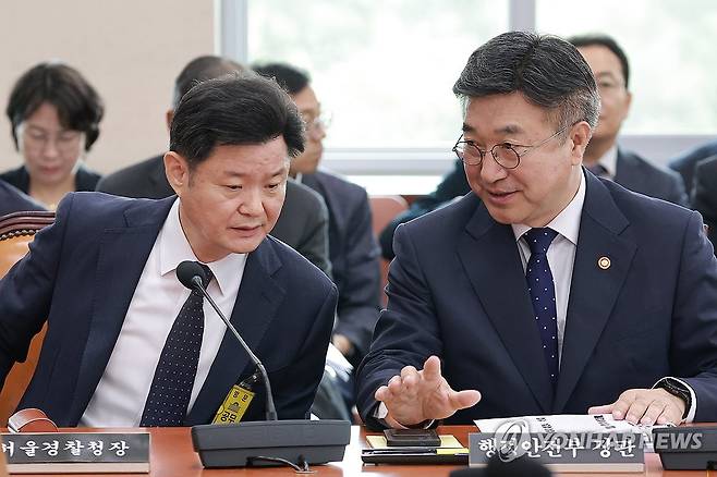 대화하는 윤호중 행안장관과 박정보 서울경찰청장 (서울=연합뉴스) 신현우 기자 = 윤호중 행정안전부 장관과 박정보 서울경찰청장이 1일 국회에서 열린 '제9회 전국동시지방선거 투표용지 부족 사태 등 국민 참정권 침해 진상규명 및 선거관리 개혁을 위한 국정조사 특별위원회' 제3차 전체회의에서 대화하고 있다. 2026.7.1 nowwego@yna.co.kr