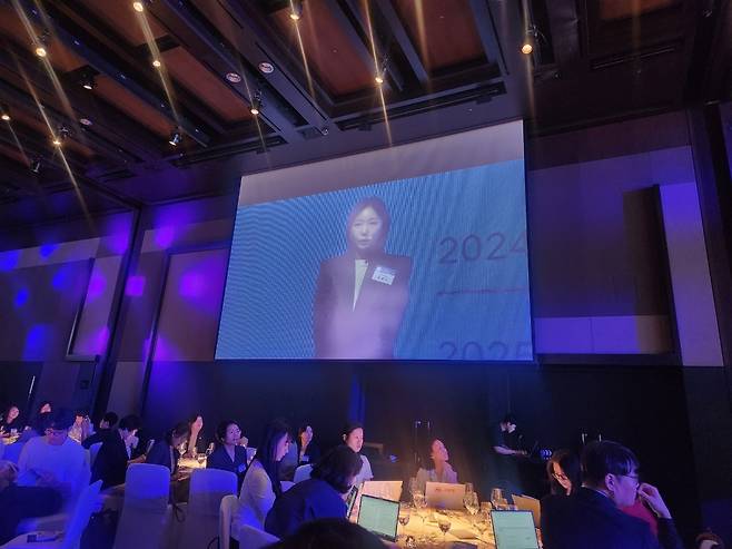김효이 이너시아 대표 김효이 이너시아 대표가 1일 서울 중구 신라호텔에서 열린 '제5회 여성기업주간 개막식'의 부대 행사로 진행된 'W-인사이트 스피치' 강연에서 발표하고 있다. 2026.07.01 shlamazel@yna.co.kr (끝)
