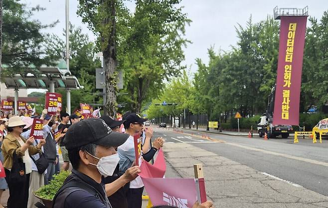 ▲ 과천 주암지구 인근 주민들이 2일 과천시청 앞에서 데이터센터(IDC) 건립 철회를 요구하는 집회를 열고 있다. 주민들은 데이터센터 운영과정에서 발생할 수 있는 열섬 현상, 냉각수 방류 등이 생태계에 부정적 영향을 미칠 수 있다며 계획이 백지화될 때까지 투쟁하겠다고 밝혔다. /이복한 기자 khan4936@incheonilbo.com