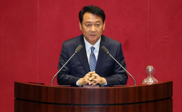 ◇30일 국회 본회의에서 예산결산특별위원장으로 선출된 더불어민주당 이광재 의원이 당선인사를 하고 있다. 연합뉴스.