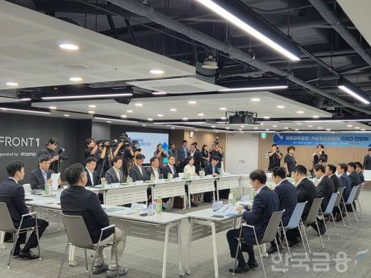 이찬진 금융감독원장은 2일 오후 마포 프론트원에서 15개 주요 가상자산사업자 CEO와 간담회를 개최했다. / 사진= 한국금융신문(2026.07.02)