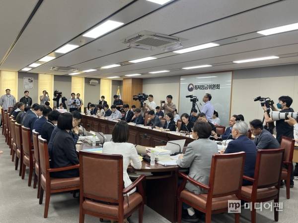 2일 정부세종청사에서 열린 제11차 전원회의에서 노동계와 경영계가 모두발언을 하고 있다./사진=미디어펜 유태경 기자