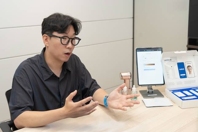 배형진 한국콜마 융합기술연구소 AI앤이노베이션팀장이 지난달 22일 서울 서초구 한국콜마 종합기술원에서 한국콜마의 AI 기술에 대해 설명하고 있다. / 사진=콜마홀딩스