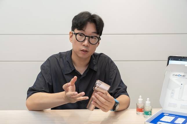 배형진 한국콜마 융합기술연구소 AI앤이노베이션팀장이 지난달 22일 서울 서초구 한국콜마 종합기술원에서 '스카 뷰티 디바이스'에 대해 소개하고 있다. / 사진=콜마홀딩스