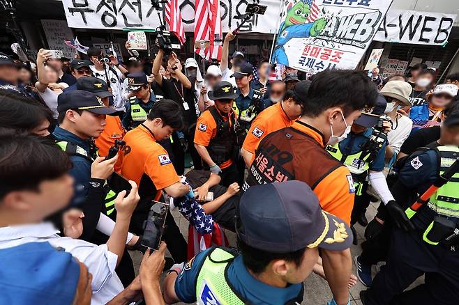 2일 서울 송파구 올림픽공원 핸드볼경기장 개표소 앞에서 국조특위 현장조사를 앞두고 시위 참가자 간 충돌이 일어나 경찰과 구급대원이 현장을 수습하고 있다. 사진=뉴스1