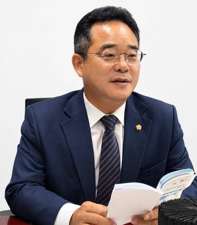 22대 국회 하반기 정무위원회 위원인 민병덕 더불어민주당 의원이 30일 국회에서 이데일리와 만나 과세보다 디지털자산기본법이 우선돼야 한다고 강조했다. (사진=이데일리 서민지 기자)