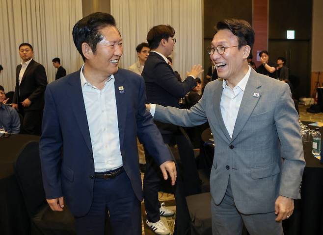김민석 국무총리와 더불어민주당 정청래 전 대표가 28일 경기도 광주시 곤지암리조트에서 열린 민주당 청년 당선인 워크숍에 참석, 대화하고 있다. (사진=연합뉴스)