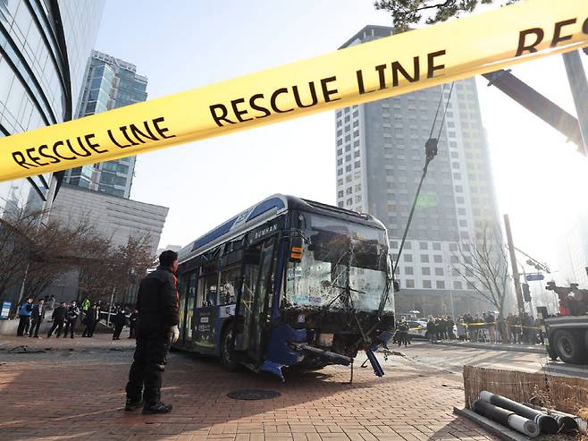지난 1월 16일 오후 서울 서대문역 사거리에서 인도로 돌진해 건물과 충돌한 버스가 견인되고 있다. (사진=연합뉴스)
